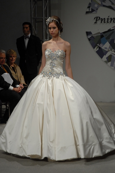 31800055 Pnina Tornai 2010 Bridal Look 18 TheRingBearerca